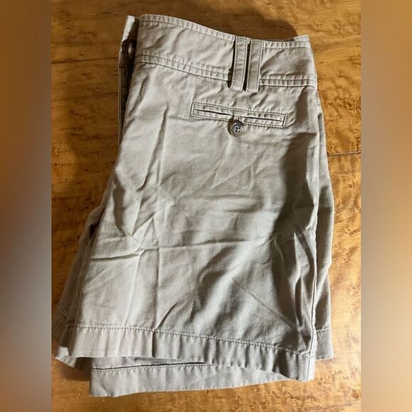 Ann Taylor tan mid-length shorts, size 8, excellent condition - Picture 2 of 3
